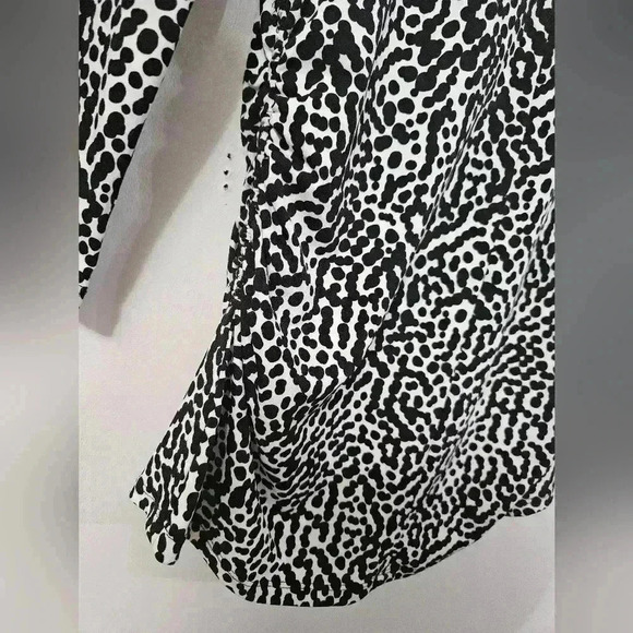 EUC! Vince Camuto black and white long sleeve blouse! - Picture 3 of 4